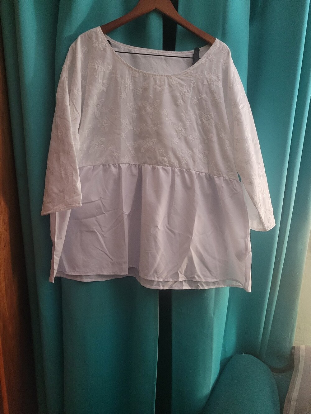 Source Unknown White Embroidered Peplum Tunic Size L Cotton Poly Blend.